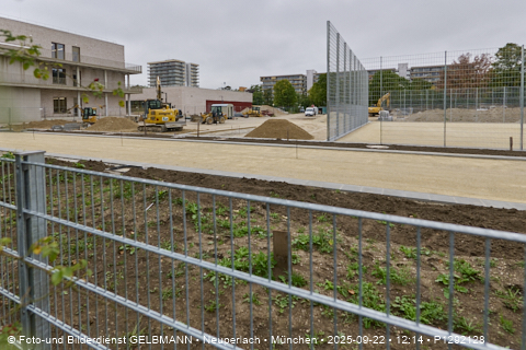 Campus Karl-Marx-Ring_Sportplatz_an_der_neuen_Grundschule_in_Neupelrach_P1292128.jpg